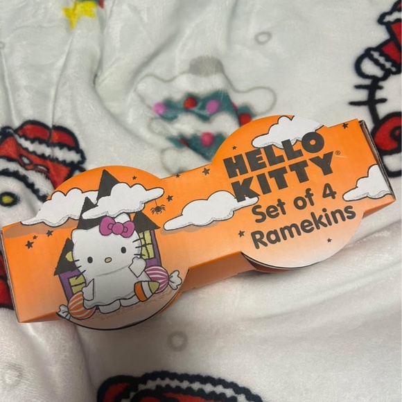 Halloween Hello Kitty set of 4 Ramekins - Picture 2 of 2